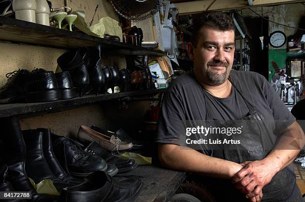 shoemaker in shop - 靴修理人 ストックフォトと画像