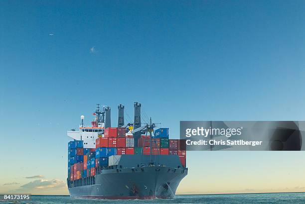 conatiner ship at sea - ship stock-fotos und bilder