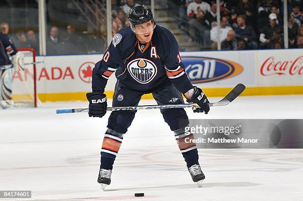 Shawn Horcoff of the Edmonton Oilers waits for a face-off against the Ottawa Senators at Rexall Place on December 30, 2008 in Edmonton, Alberta,...