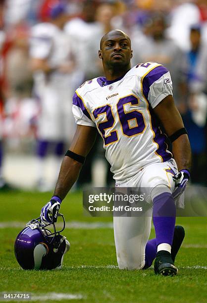 Antoine Winfield of the Minnesota Vikings kneels on one knee during a break in NFL game action against the Arizona Cardinals at the University of...