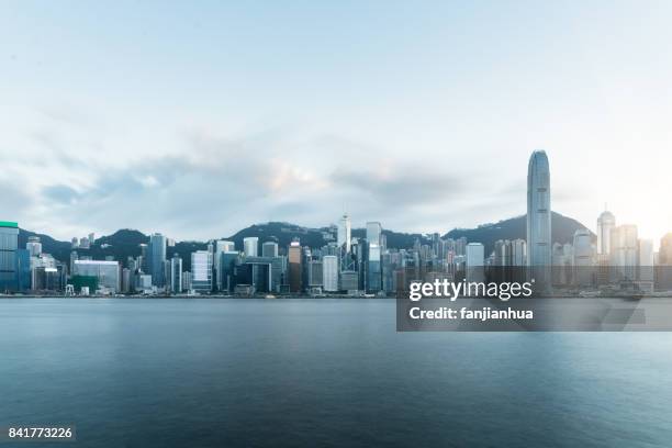 hong kong skyline - hong kong harbour stockfoto's en -beelden