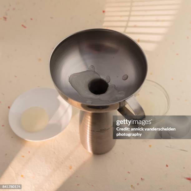 sauce made from agar and lime juice poured in a gourmet whip. - petri schaal stockfoto's en -beelden