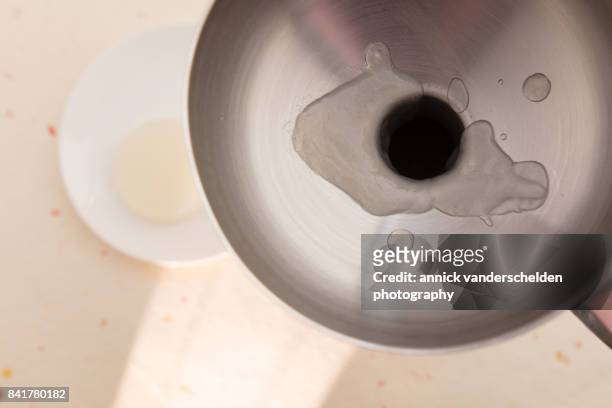 sauce made from agar and lime juice poured in a gourmet whip. - petri schaal stockfoto's en -beelden