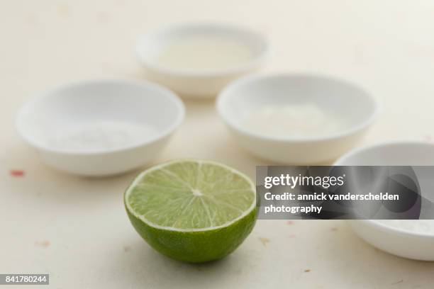 a gel, a foam, a sauce, agar powder and half a lime. - petri schaal stockfoto's en -beelden