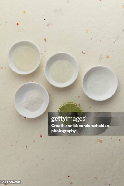 a gel, a foam, a sauce, agar powder and half a lime. - petri schaal stockfoto's en -beelden