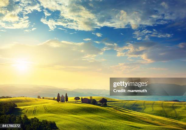 paisaje al amanecer en la toscana (con la cappella di vitaleta) - capella di vitaleta fotografías e imágenes de stock