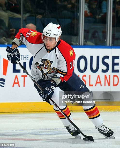 David Booth of the Florida Panthers skates against the New York Islanders on December 31, 2008 at the Nassau Coliseum in Uniondale, New York.