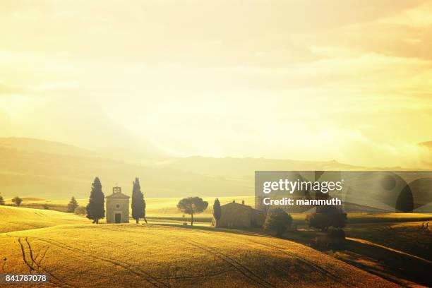 paisaje al amanecer en la toscana (con la cappella di vitaleta) - capella di vitaleta fotografías e imágenes de stock