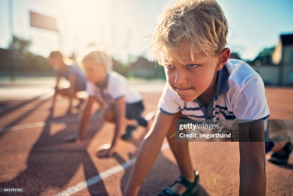 Niños preparándose para pista corren carrera