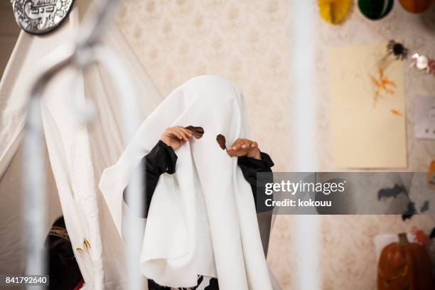 een jongen draagt een spook kostuum. - souls of my young sisters press reception stockfoto's en -beelden