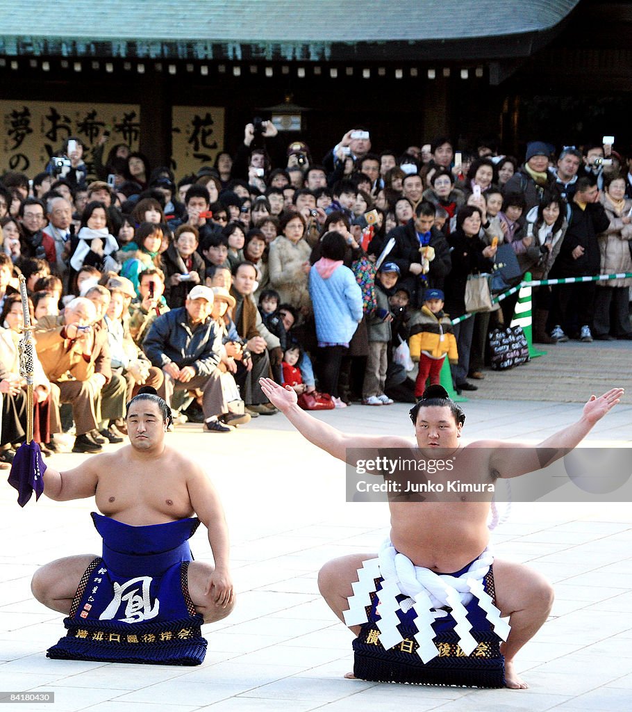 Sumo Grand Champions Celebrate The New Year