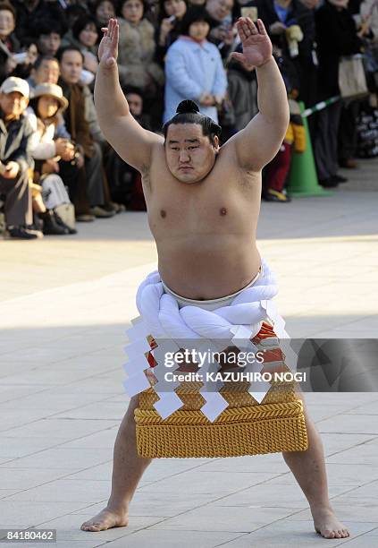 Mongolian-born grand sumo champion Yokozuna Kakuryu performs a kata News  Photo - Getty Images