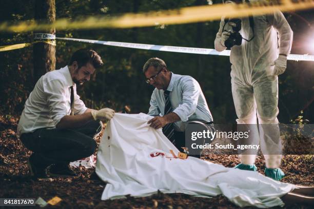 enquête en cours - victime de meurtre photos et images de collection