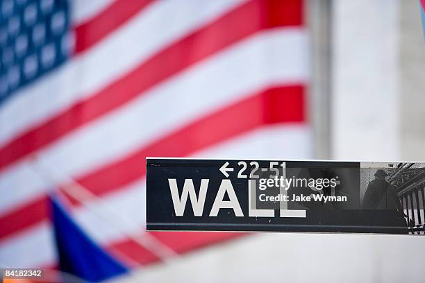 sign on wall street and american flag. - wall street lower manhattan imagens e fotografias de stock