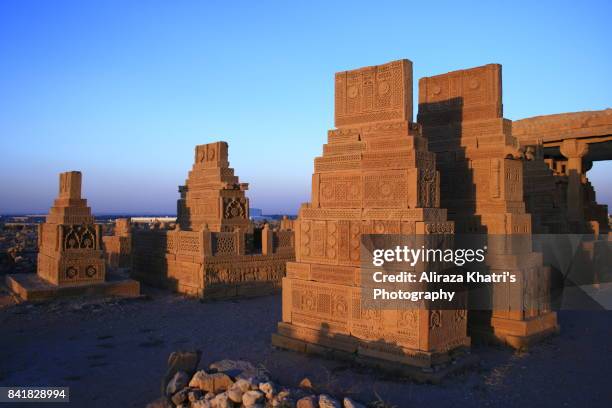 chowkundi tombs karachi - pakistan - chaukundi tombs stock pictures, royalty-free photos & images