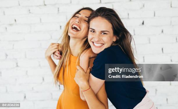 amigos bailando en interiores - abrazo fotografías e imágenes de stock