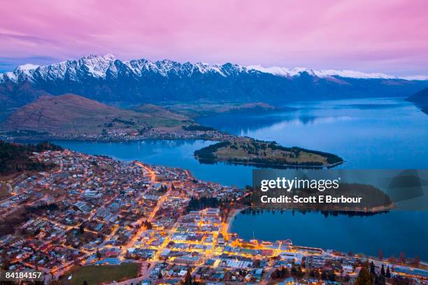 queenstown and 'the remarkables' mountain range    - queenstown fotografías e imágenes de stock