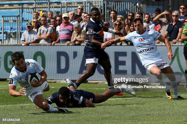 Brice Dulin of Racing 92 scores a try during the Top 14 match between Agen v Racing 92 on September 2, 2017 in Agen, France.