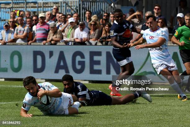 Brice Dulin of Racing 92 scores a try during the Top 14 match between Agen v Racing 92 on September 2, 2017 in Agen, France.