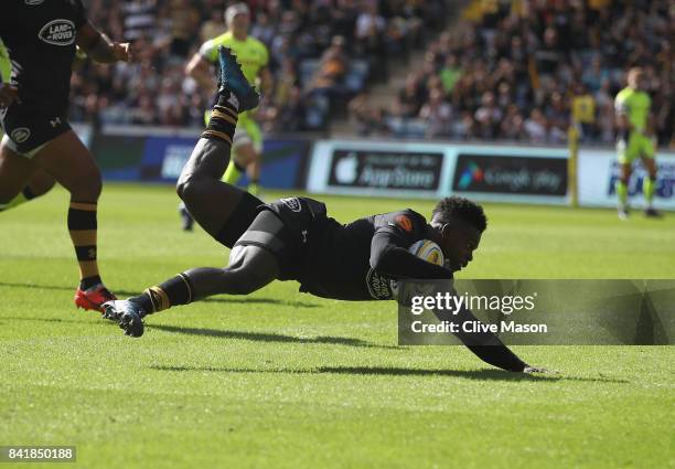 Christian Wade of Wasps scores a try during the Aviva Premiership match between Wasps and Sale Sharks at The Ricoh Arena on September 2, 2017 in...