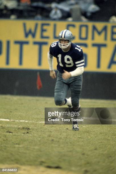 Wide receiver Lance Rentzel of the Dallas Cowboys runs a pass pattern during a game circa-1970.