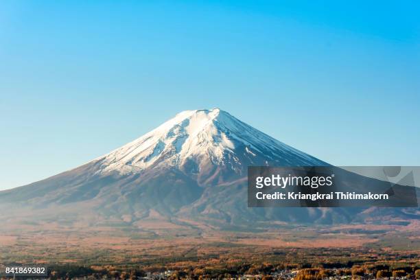 view of mount fuji in japan. - yamanashi stockfoto's en -beelden