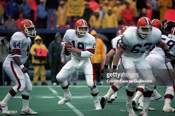 Quarterback Bernie Kosar of the Cleveland Browns looks to pass against the Pittsburgh Steelers behind the blocking of Earnest Byner and Cody Risien...