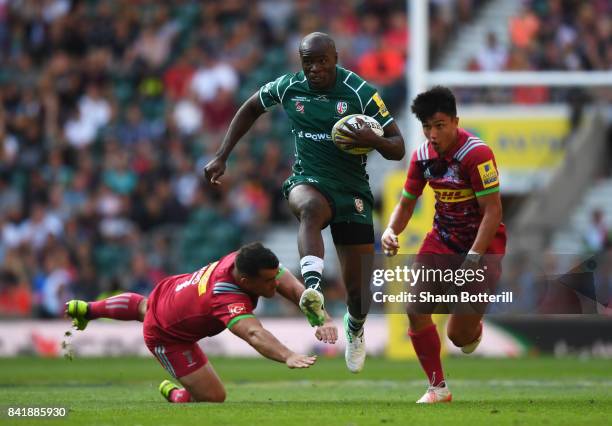 Topsy Ojo of London Irish evades Dave Ward and Marcus Smith of Harlequins during the Aviva Premiership match between London Irish and Harlequins at...