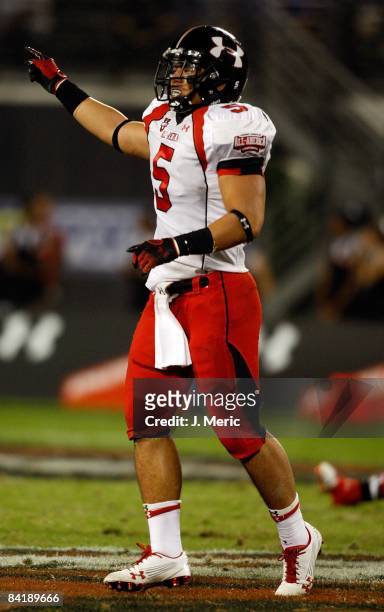 Linebacker Manti Te'o gestures during the All America Under Armour Football Game at the Florida Citrus Bowl on January 4, 2009 in Orlando, Florida.