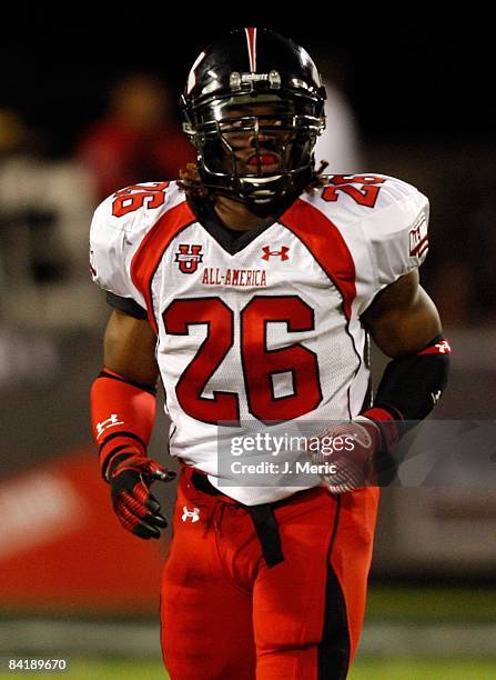 Running back Trent Richardson gets set for play during the All America Under Armour Football Game at the Florida Citrus Bowl on January 4, 2009 in...