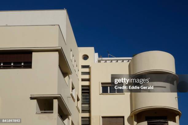 bauhaus architecture in tel aviv - bauhaus photos et images de collection