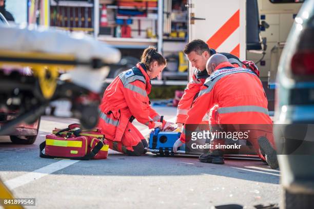 paramedics providing first aid - accidents and disasters stock pictures, royalty-free photos & images