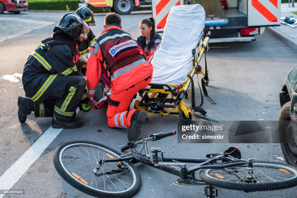 Rettungs-Team helfen Radfahrer