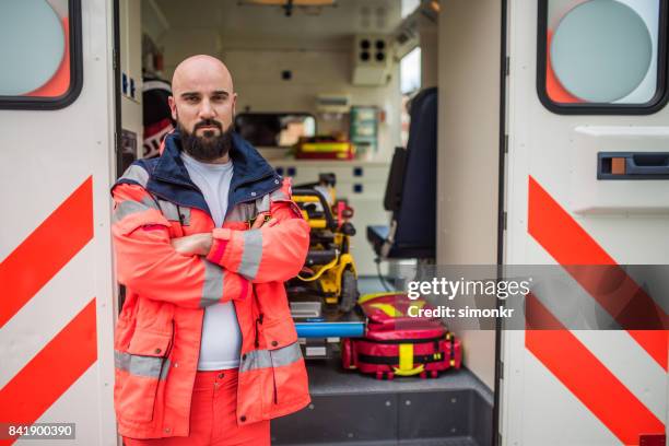 porträt von männlichen rettungssanitäter - paramedics stock-fotos und bilder