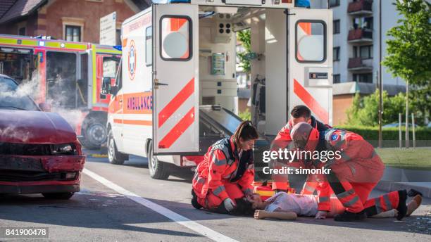 sanitäter arzt untersuchen - unfall stock-fotos und bilder