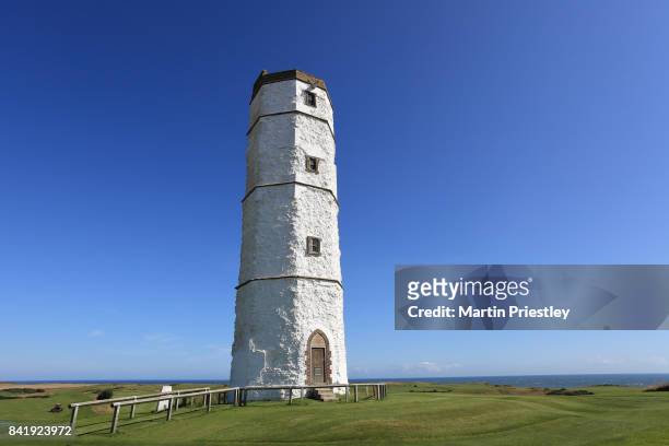 the old chalk tower lighthouse at flamborough head, flamborough, uk. - east riding of yorkshire stock-fotos und bilder