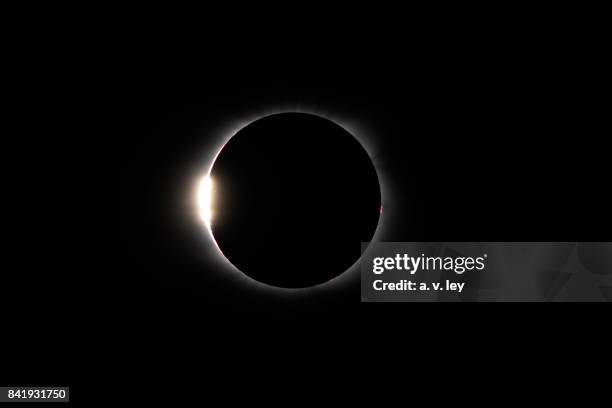 diamond ring of total solar eclipse - eclipse fotografías e imágenes de stock