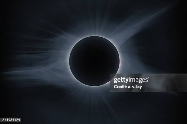 corona of the total solar eclipse of august 21, 2017 - magnetisch veld stockfoto's en -beelden