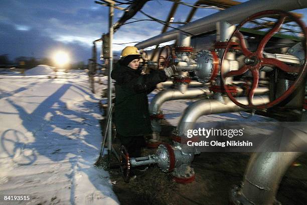 Workers servicing at a pumping station on November 10, 2004 on the Ust-Balick oil field near Nefteyugansk, West Siberia, Russia. Russia stopped the...