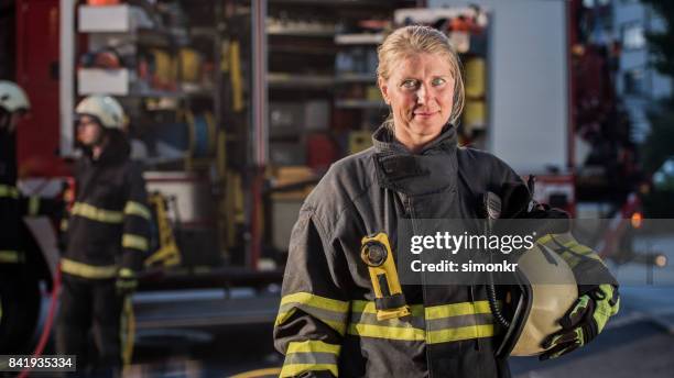 retrato de bombero "n - rescue worker fotografías e imágenes de stock