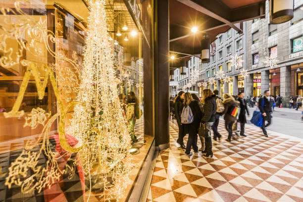shop at corso (street) vittorio emanuele ii with christmas decorations - milano noel photos et images de collection