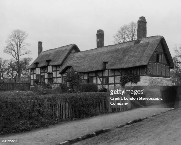 Anne Hathaway's cottage in Stratford-upon-Avon, Warwickshire, circa 1900.