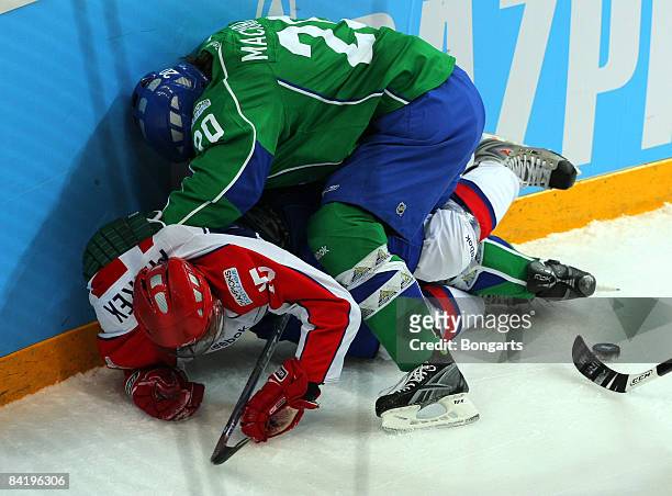 Steven Mccarthy of Salavat Yulayev Ufa challenges Jan Marek of Magnitogorsk during the IIHF Champions Hockey League match between Salavat Yulayev Ufa...