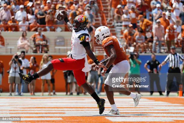 Kasim Hill of the Maryland Terrapins rushes for a touchdown past DeShon Elliott of the Texas Longhorns in the fourth quarter at Darrell K Royal-Texas...
