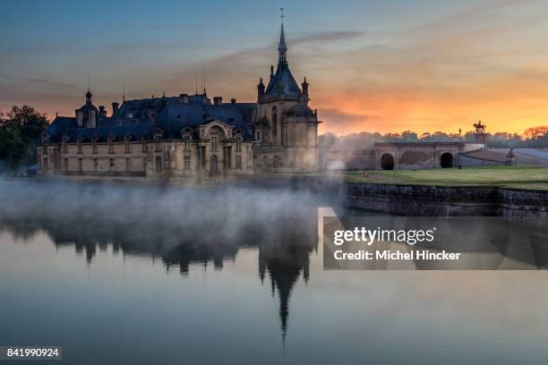 château de chantilly with the mist of the early morning - oise imagens e fotografias de stock