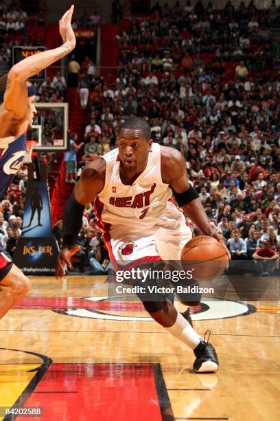 Dwyane Wade of the Miami Heat drives to the basket against Delonte West of the Cleveland Cavaliers during the game at American Airlines Arena on...