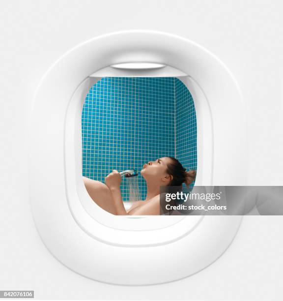 geniet van mijn muzikale douche - airplane bathroom stockfoto's en -beelden