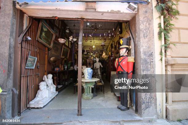 Hundreds of collectors of antiques, artisans and artists exhibit their products in tents along Rua do Lavradio, one of the oldest streets in the...