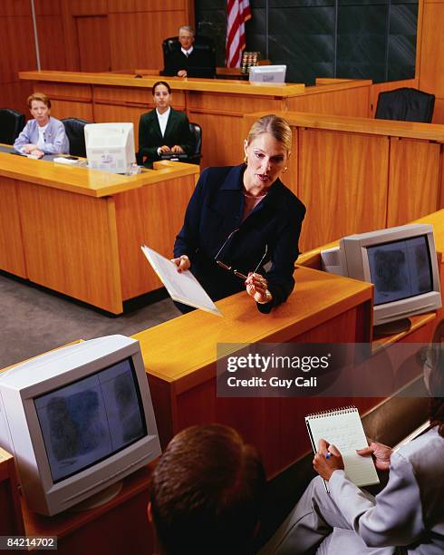 lawyer speaking to jury - cali morales 個照片及圖片檔