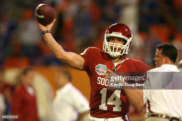 Sam Bradford of the Oklahoma Sooners warm-ups against the Florida Gators during the FedEx BCS National Championship game at Dolphin Stadium on...